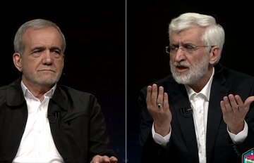 اعتراض سعید جلیلی به حدیث و آیه خواندن پزشکیان در مناظره اعتراض سعید جلیلی به حدیث و آیه خواندن پزشکیان در مناظره