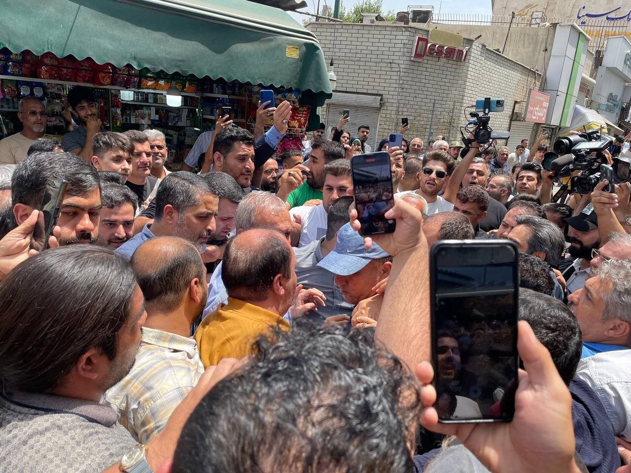عکسی از مسعود پزشکیان در بازار شوش تهران /آقای کاندیدا محاصره شد