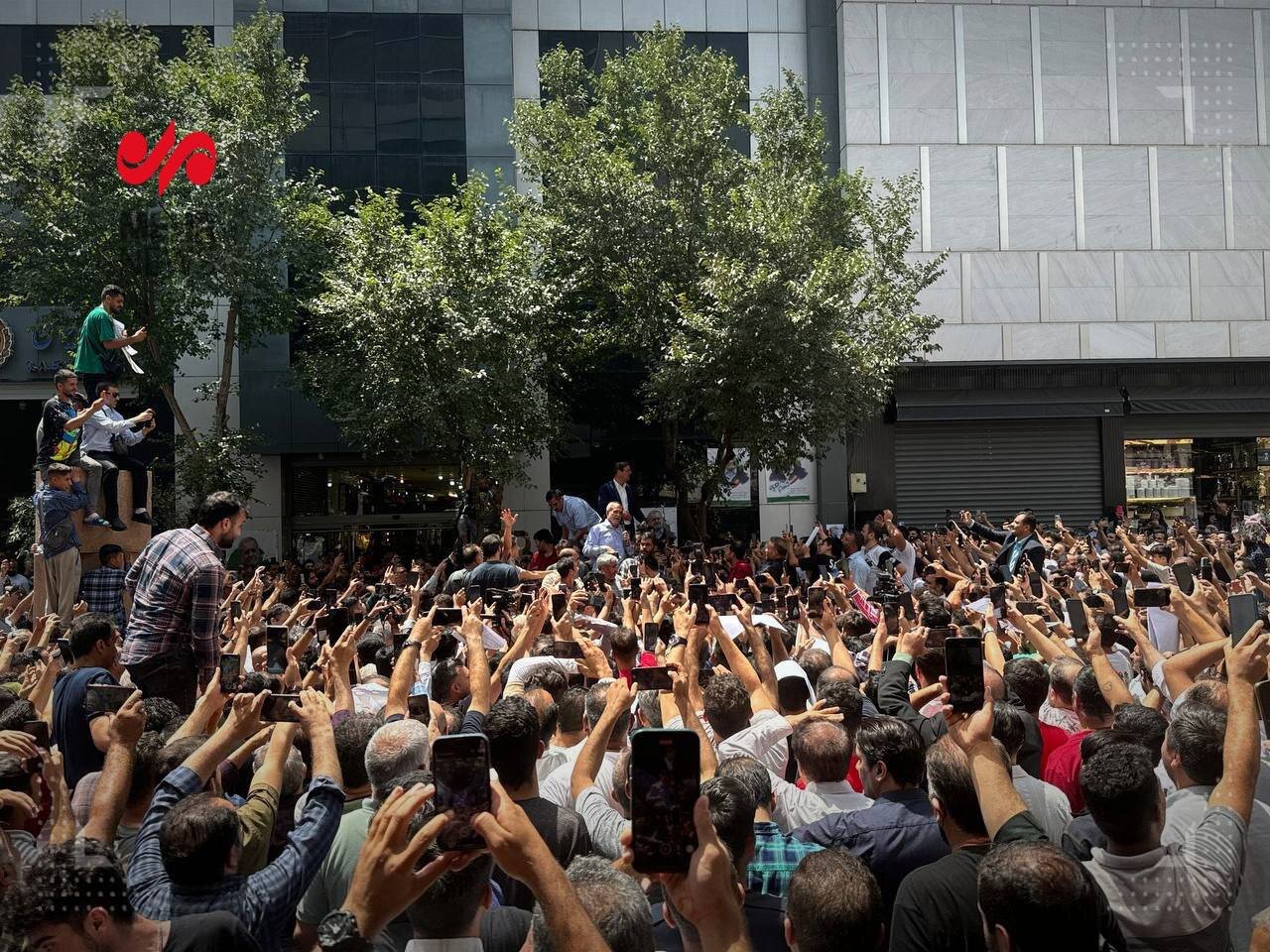 مسعود پزشکیان بازار تهران را بهم ریخت / با زندگی در یک قفس نمی‌توان مشکلات را حل کرد + تصاویر 2