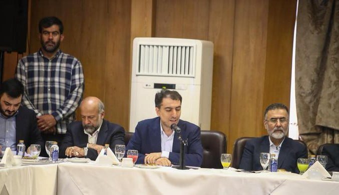 عکسی از رئیس ستاد مصطفی پورمحمدی در نشستی با حضور پزشکیان