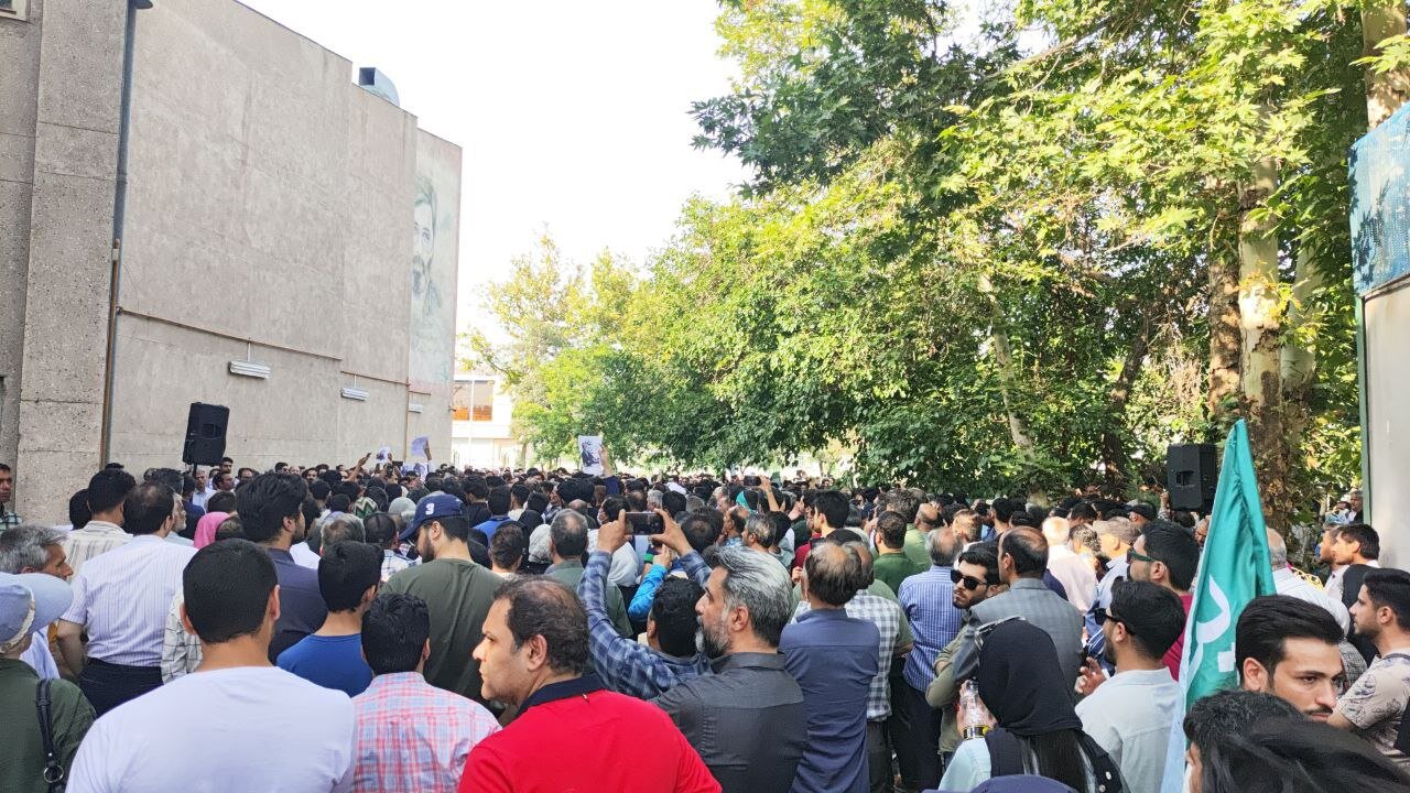 موج مردمی در مشهد برای سخنرانی محمد جواد ظریف/ مردم پشت درهای  بسته ماندند+ تصاویر