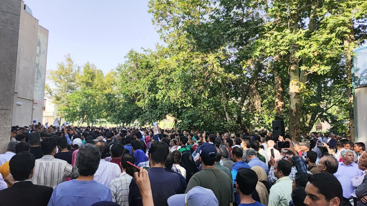 موج مردمی در مشهد برای سخنرانی محمد جواد ظریف / مردم پشت درهای بسته ماندند + تصاویر 2