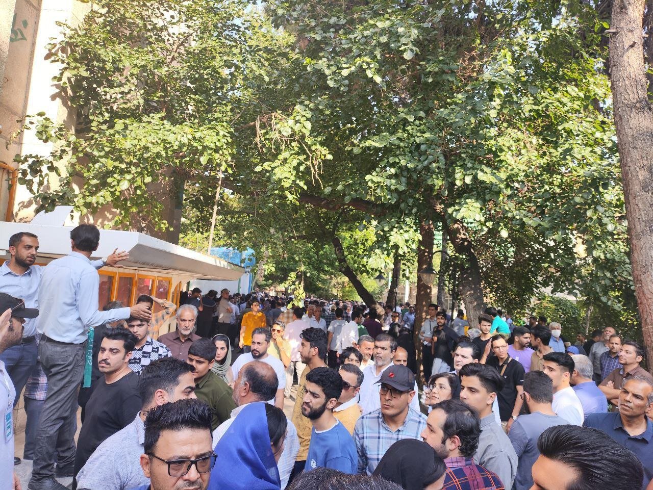 موج مردمی در مشهد برای سخنرانی محمد جواد ظریف / مردم پشت درهای بسته ماندند + تصاویر 5