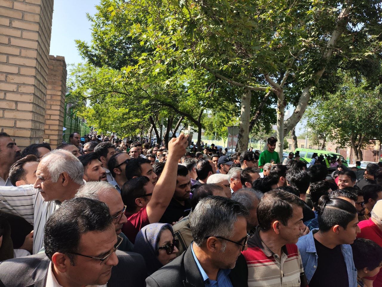 موج مردمی در مشهد برای سخنرانی محمد جواد ظریف/ مردم پشت درهای  بسته ماندند+ تصاویر