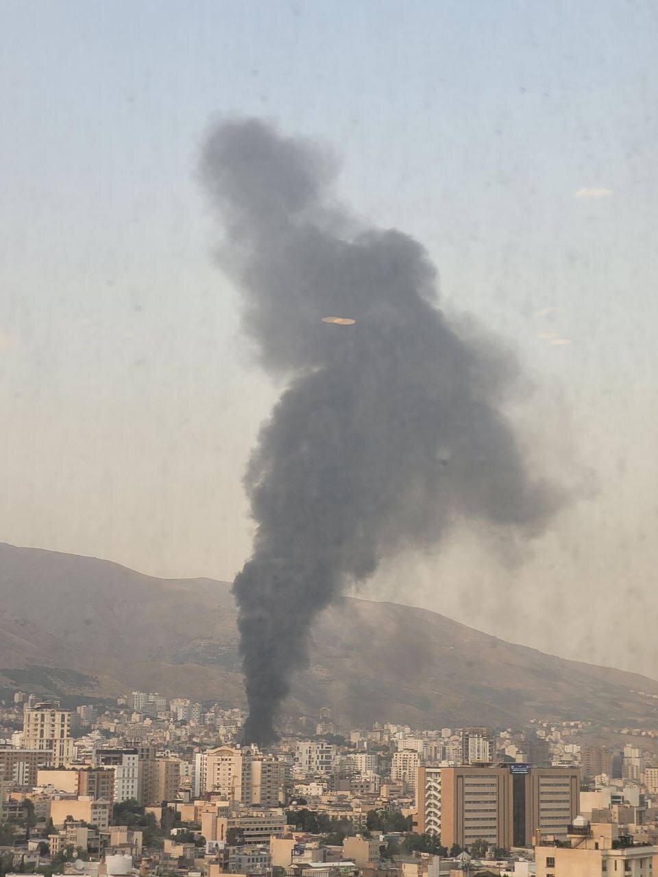 عکس | اولین تصویر دود سیاه ناشی از آتش‌سوزی در شمال شرق تهران