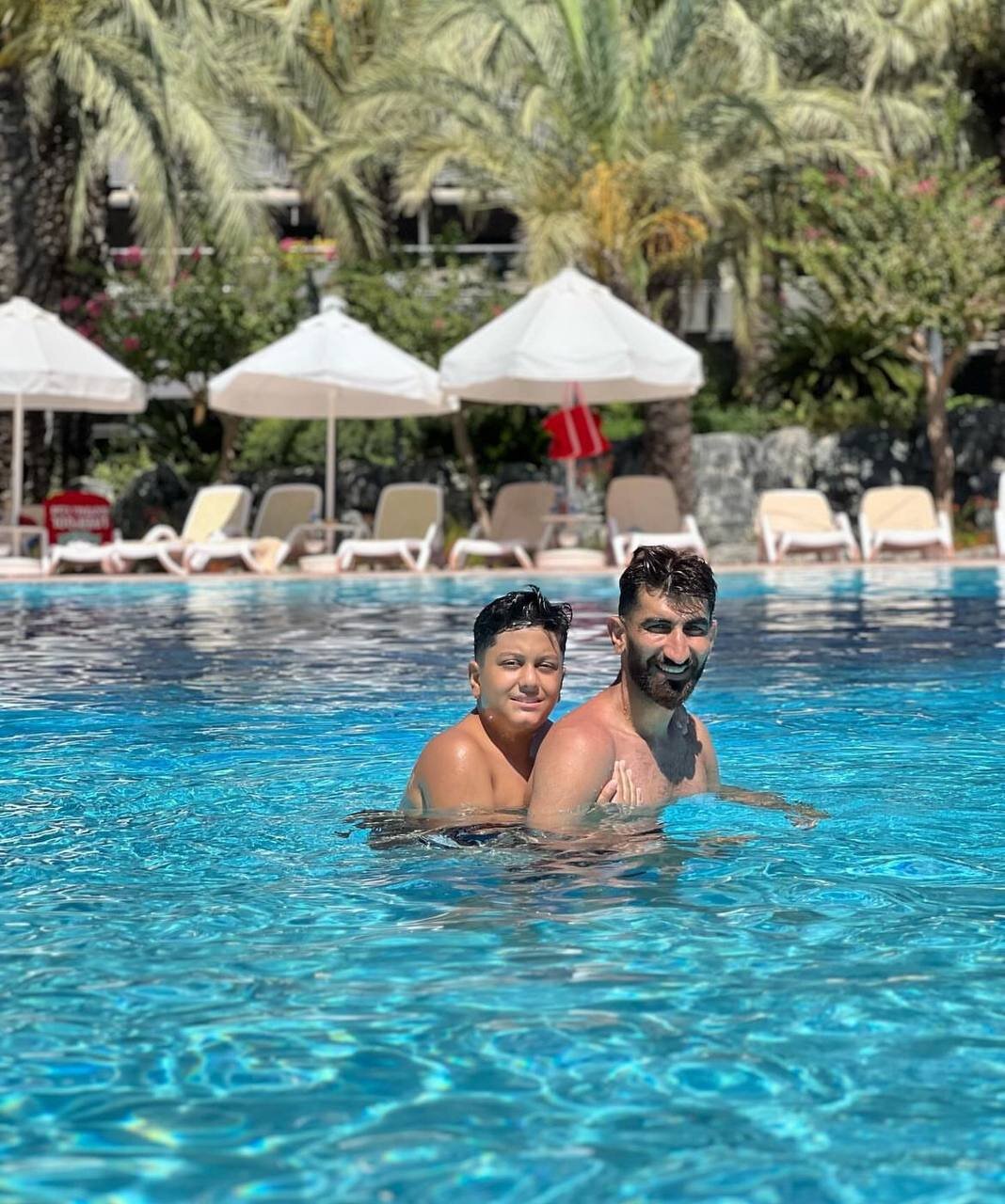 عکس | تفریح پدر و پسری بیرانوند؛ شنا در آنتالیا