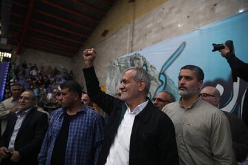 عکسی از استقبال مردم کرمانشاه از پزشکیان / آقای کاندیدا به گلزار شهدا رفت