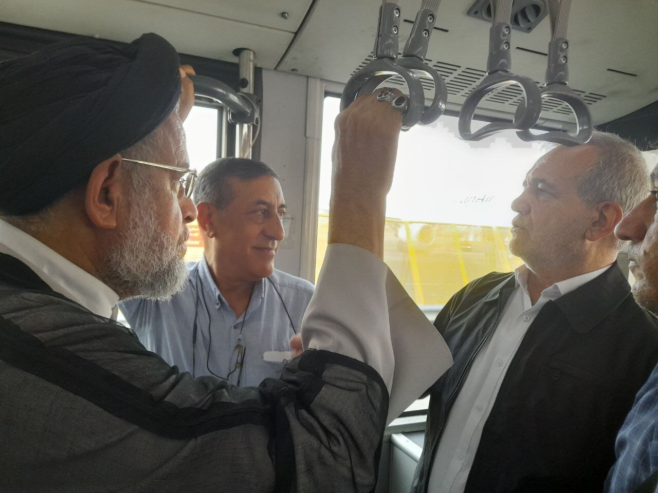 عکسی از پزشکیان و وزیر اطلاعات سابق در اتوبوس فرودگاه 2