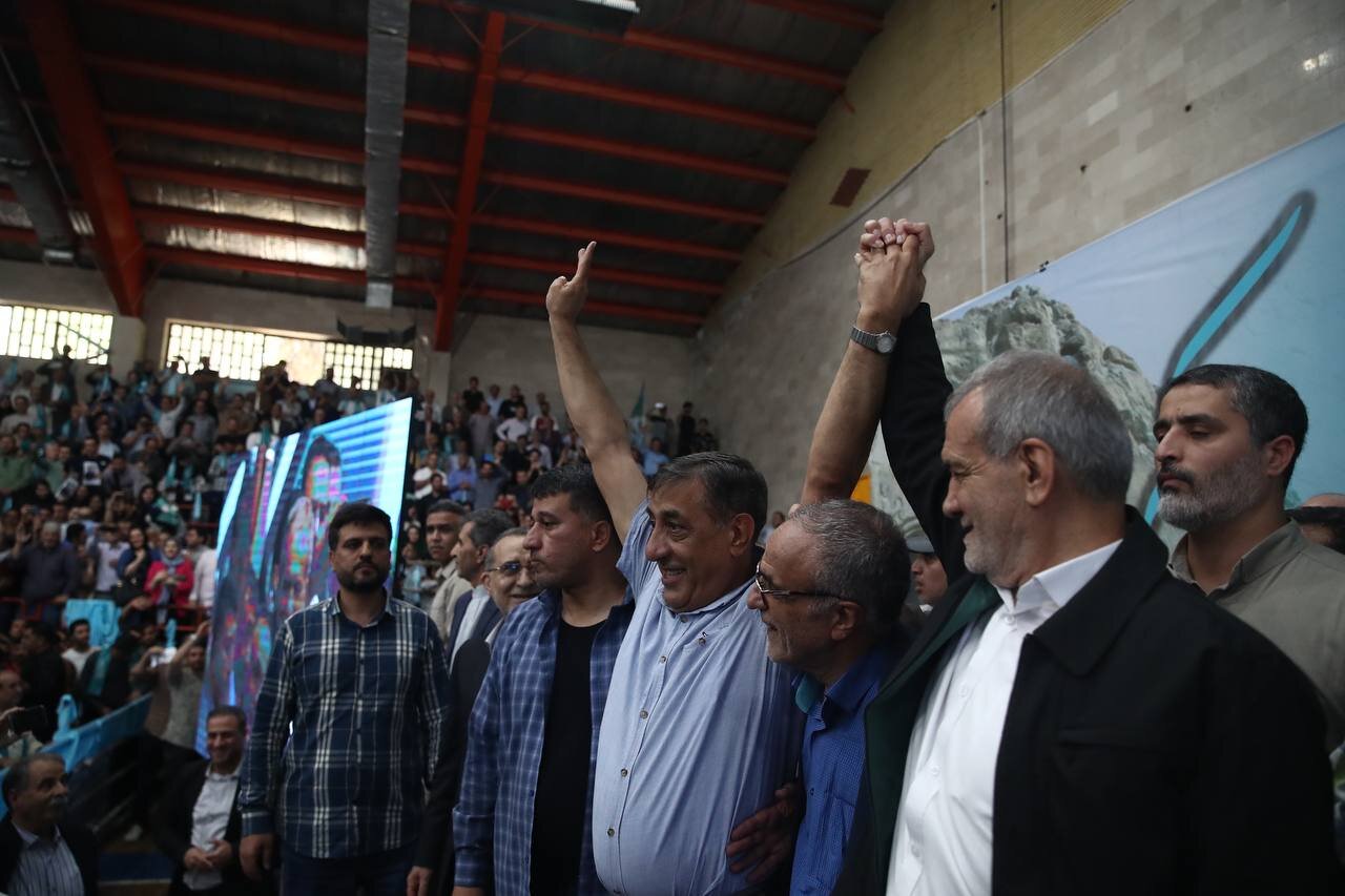 عکسی از استقبال مردم کرمانشاه از پزشکیان / آقای کاندیدا به گلزار شهدا رفت 5