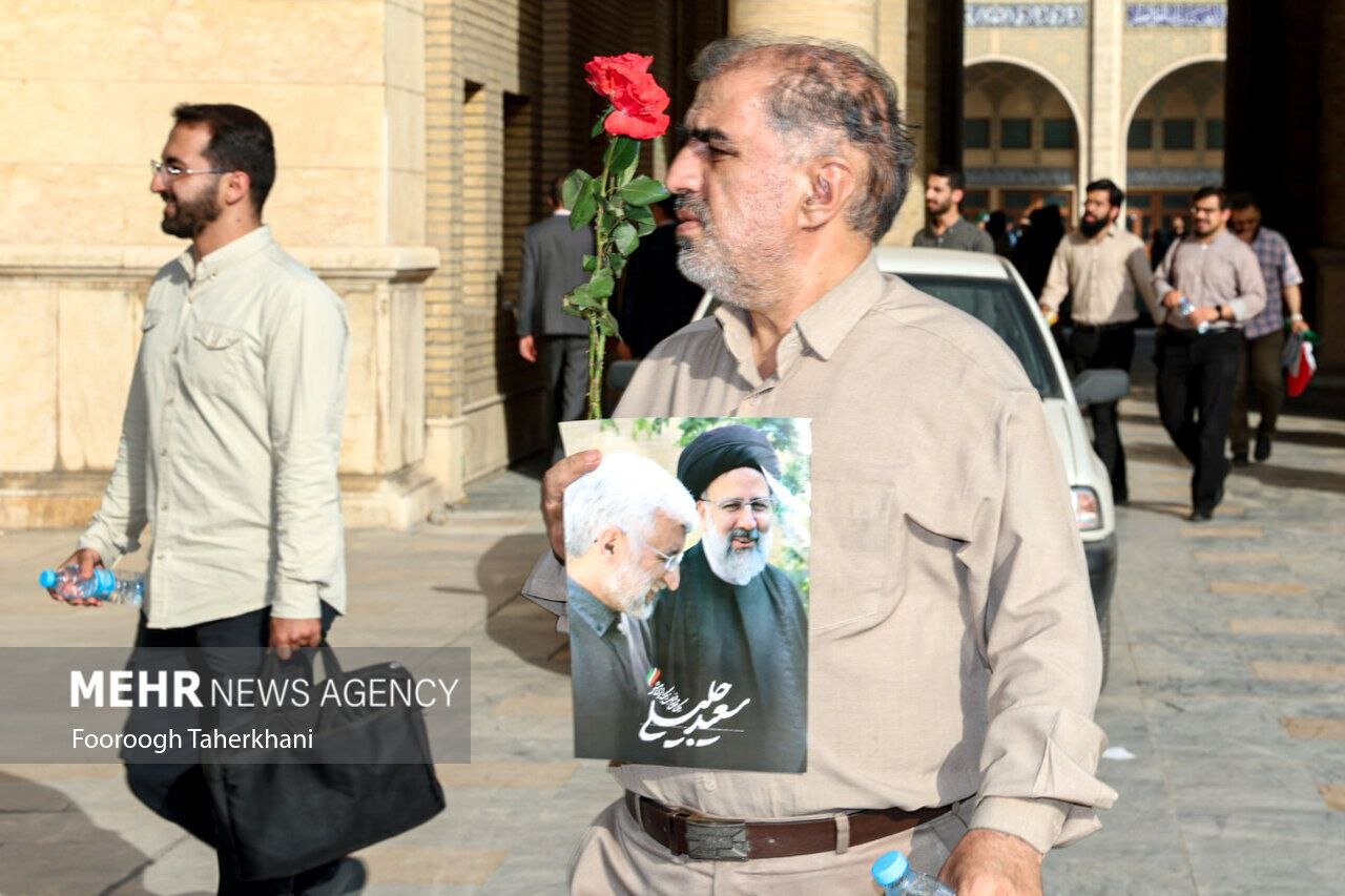 تصاویری از تجمع هواداران جلیلی در مصلای تهران/ اتوبوس شهرداری هم به کمک آمد!