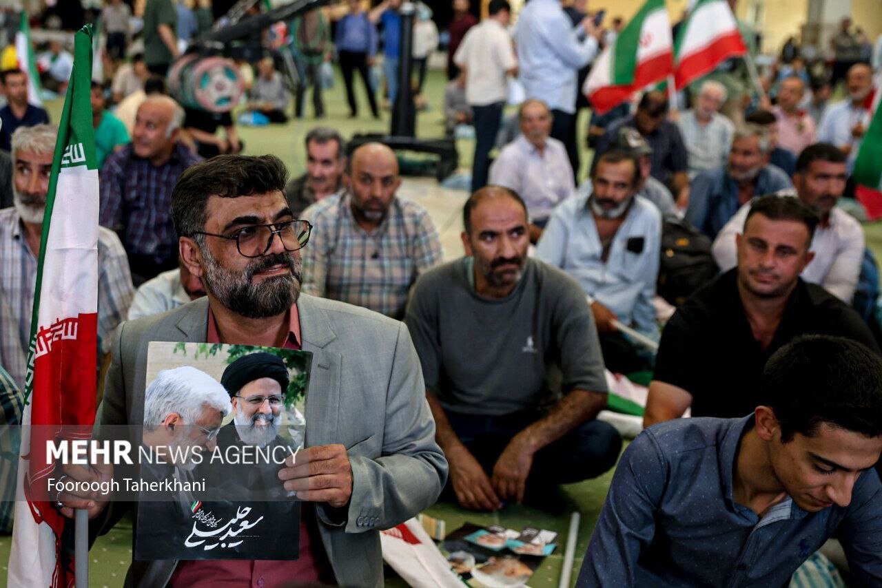 تصاویری از تجمع هواداران جلیلی در مصلای تهران/ اتوبوس شهرداری هم به کمک آمد!