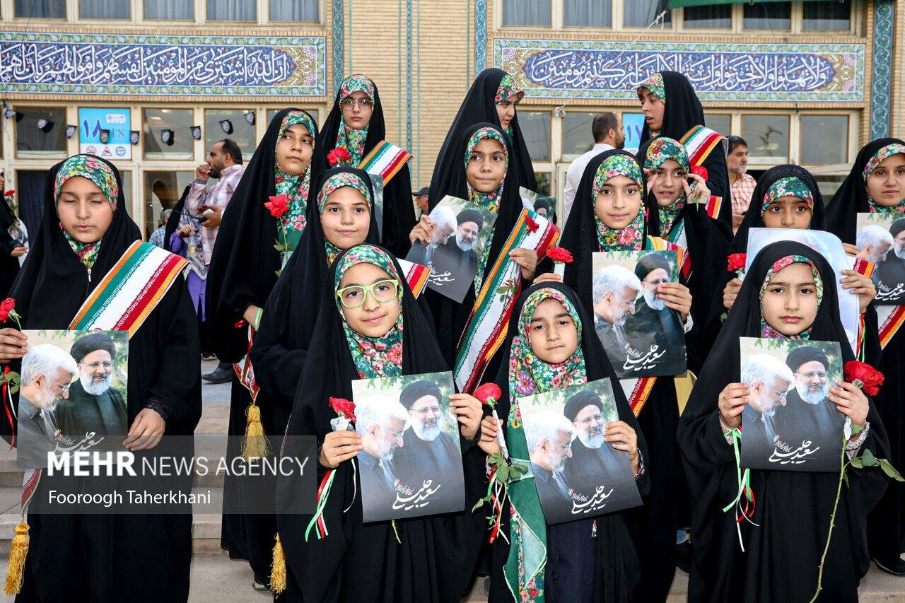 تصاویری از تجمع هواداران جلیلی در مصلای تهران/ اتوبوس شهرداری هم به کمک آمد!