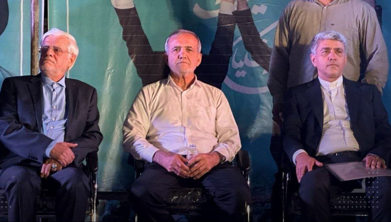 تصاویر | حضور شانهبهشانه دختر پزشکیان در کنار پدرش در گردهمایی سیاسی و انتخاباتی