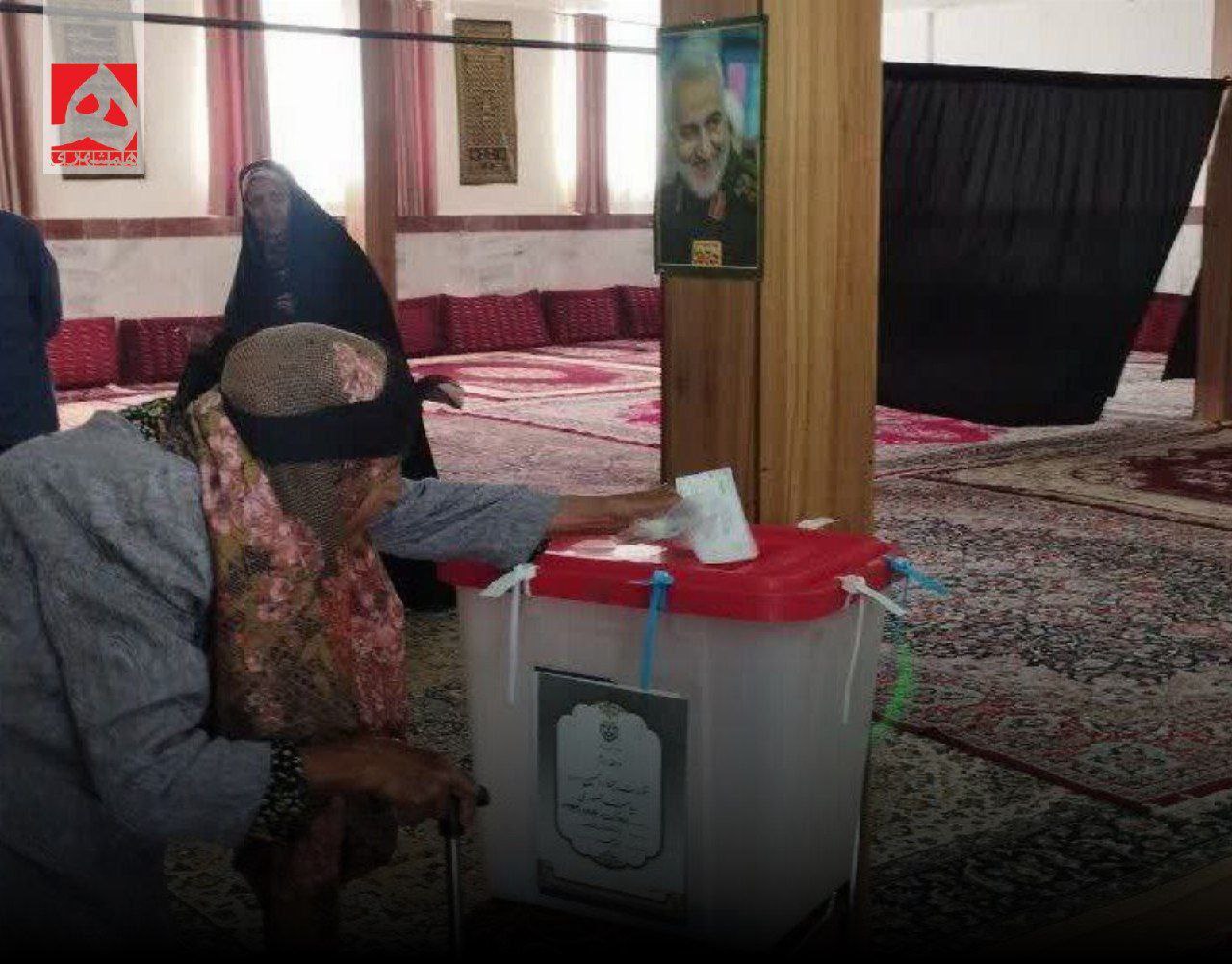 عکسی از یک زن ۹۷ ساله پای صندوق رأی /حضور در انتخابات همراه با خانواده /این مرد با واکر آمد +عکس