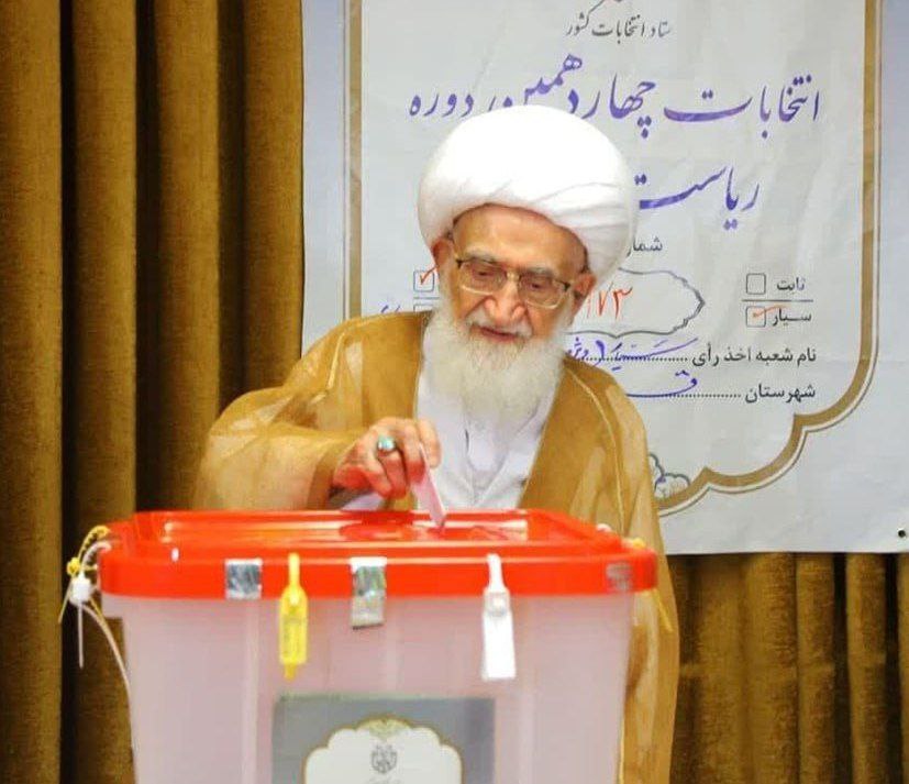 عکسی از آیتالله نوری همدانی و آیتالله سبحانی پای صندوق رأی