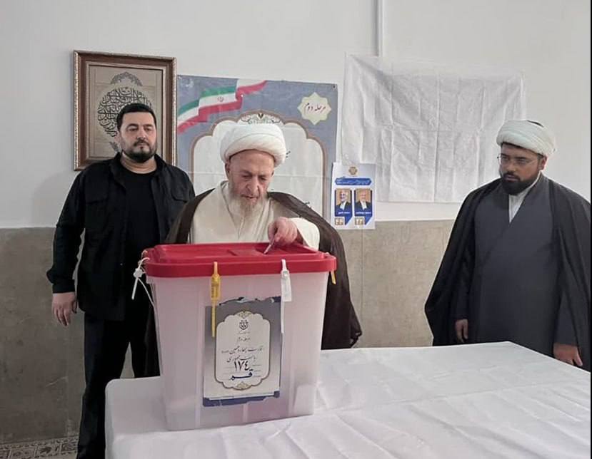 عکسی از آیتالله نوری همدانی و آیتالله سبحانی پای صندوق رأی