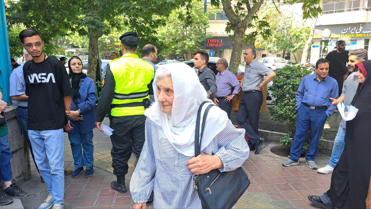 آنژل عرب شیبانی، همسر احسان نراقی هم رأی داد /عباس آخوندی در صف رأی حسینیه ارشاد /آیت الله مظاهری رأی خود را به صندوق انداخت+عکس