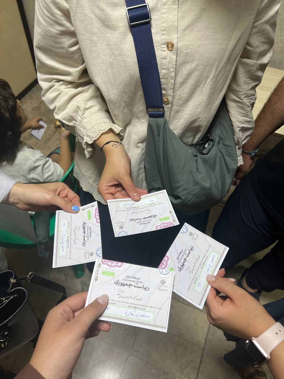 عکسی از برگه های رأی خانواده جلایی پور /حمایت فرزند مهدی کروبی از پزشکیان: به تغییر امیدوارم