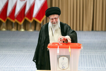 رهبر انقلاب: مردم با همت بیشتر در مرحله دوم انتخابات، کار را تمام کنند