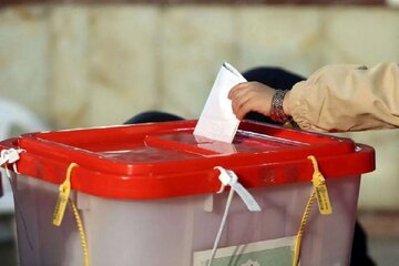 وزیر دفاع رأی خود را به صندوق انداخت / عکسی از نماینده آیت الله سیستانی پای صندوق رأی