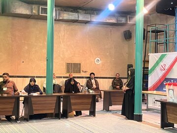 تصویری از حضور نوه امام خمینی در حسینیه جماران برای رأی دادن