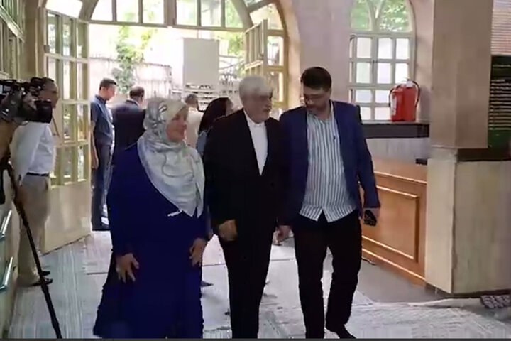 ببینید | حضور محمدرضا عارف به همراه همسرش در حسینیه جماران برای رای‌دهی