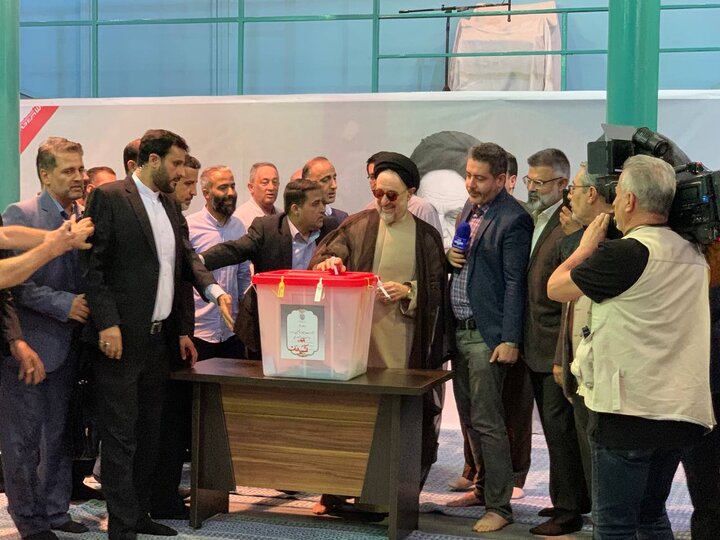 ببینید | استقبال پرتعداد از محمد خاتمی در حسینه جماران پیش از مشارکت در دوره دوم انتخابات ریاست جمهوری
