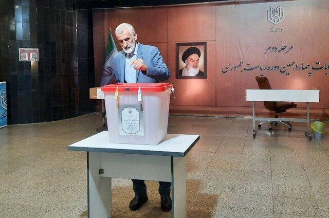 اولین عکس از قالیباف پس از شکست در انتخابات /واعظی با همسرش به جماران رفت /حسین دهقان در حسینیه ارشاد رأی داد /آملی لاریجانی هم آمد+عکس