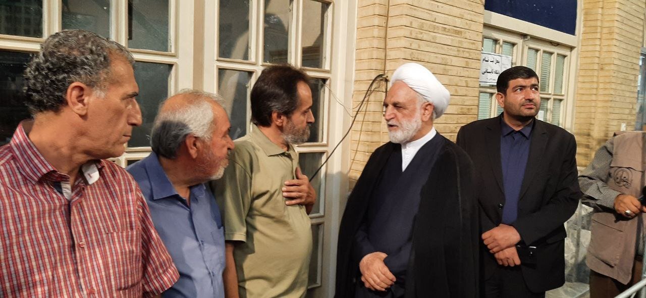 عکسی از محسنی اژه ای در صف رأی دهی و درحال گفتگو با مردم /مخبر هم رأی داد