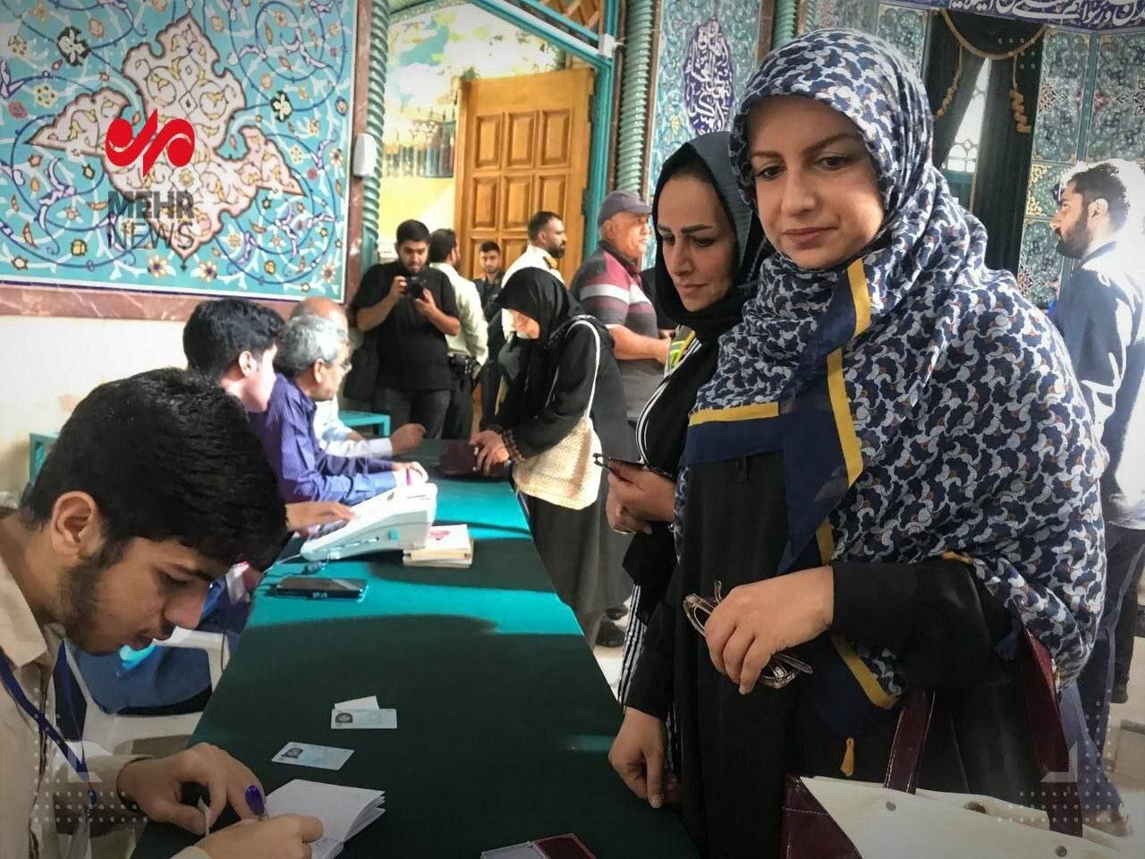 عکسی از یک زن ۹۷ ساله پای صندوق رأی /حضور در انتخابات همراه با خانواده /این مرد با واکر آمد +عکس