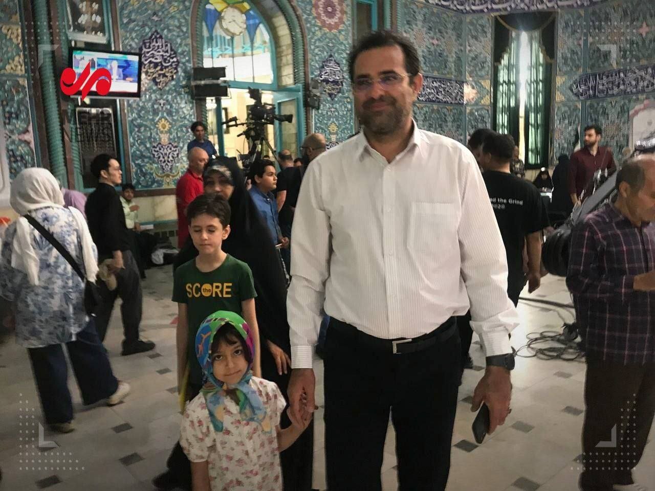 عکسی از یک زن ۹۷ ساله پای صندوق رأی /حضور در انتخابات همراه با خانواده /این مرد با واکر آمد +عکس