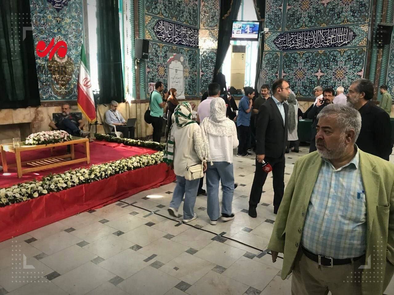 عکسی از یک زن ۹۷ ساله پای صندوق رأی /حضور در انتخابات همراه با خانواده /این مرد با واکر آمد +عکس