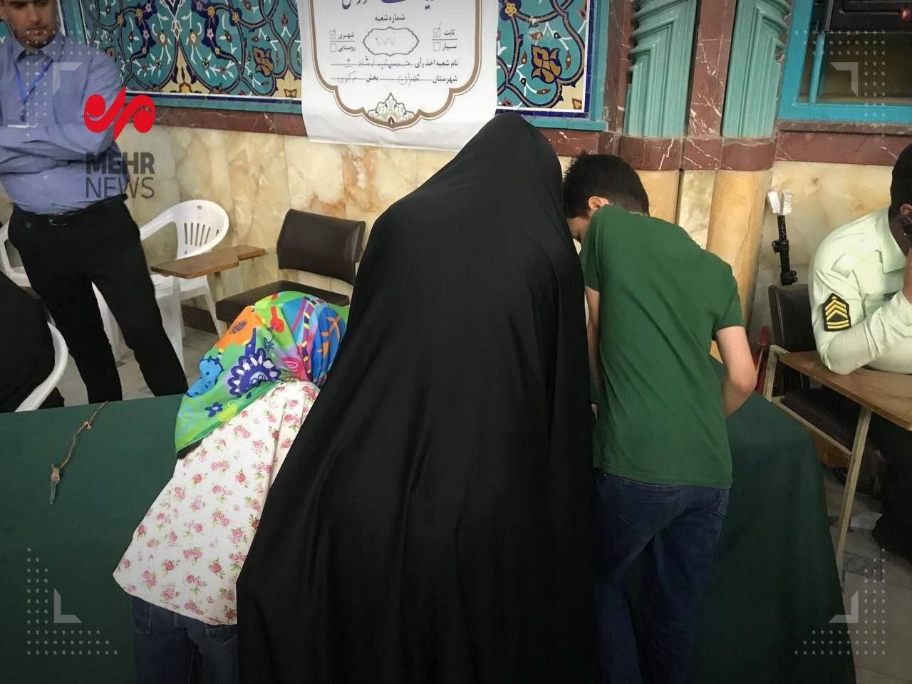 عکسی از یک زن ۹۷ ساله پای صندوق رأی /حضور در انتخابات همراه با خانواده /این مرد با واکر آمد +عکس