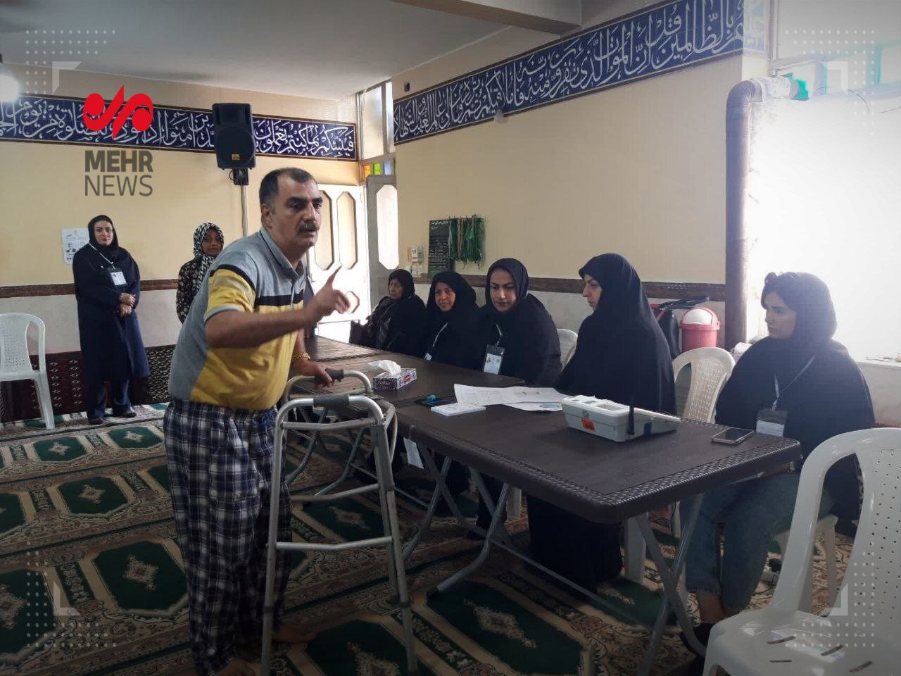 عکسی از یک زن ۹۷ ساله پای صندوق رأی /حضور در انتخابات همراه با خانواده /این مرد با واکر آمد +عکس