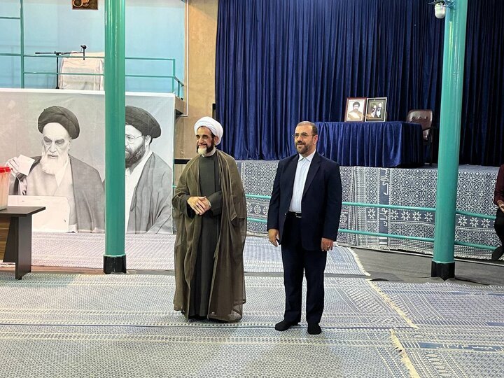 عکسی از علی مطهری درحال انداختن رأی به صندوق /اعضای شورای نگهبان کجا رأی دادند؟ /حضور سیاسیون در جماران ادامه دارد