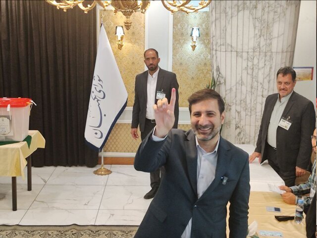 عکسی از علی مطهری درحال انداختن رأی به صندوق /اعضای شورای نگهبان کجا رأی دادند؟ /حضور سیاسیون در جماران ادامه دارد