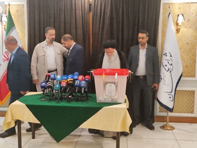 عکسی از علی مطهری درحال انداختن رأی به صندوق /اعضای شورای نگهبان کجا رأی دادند؟ /حضور سیاسیون در جماران ادامه دارد