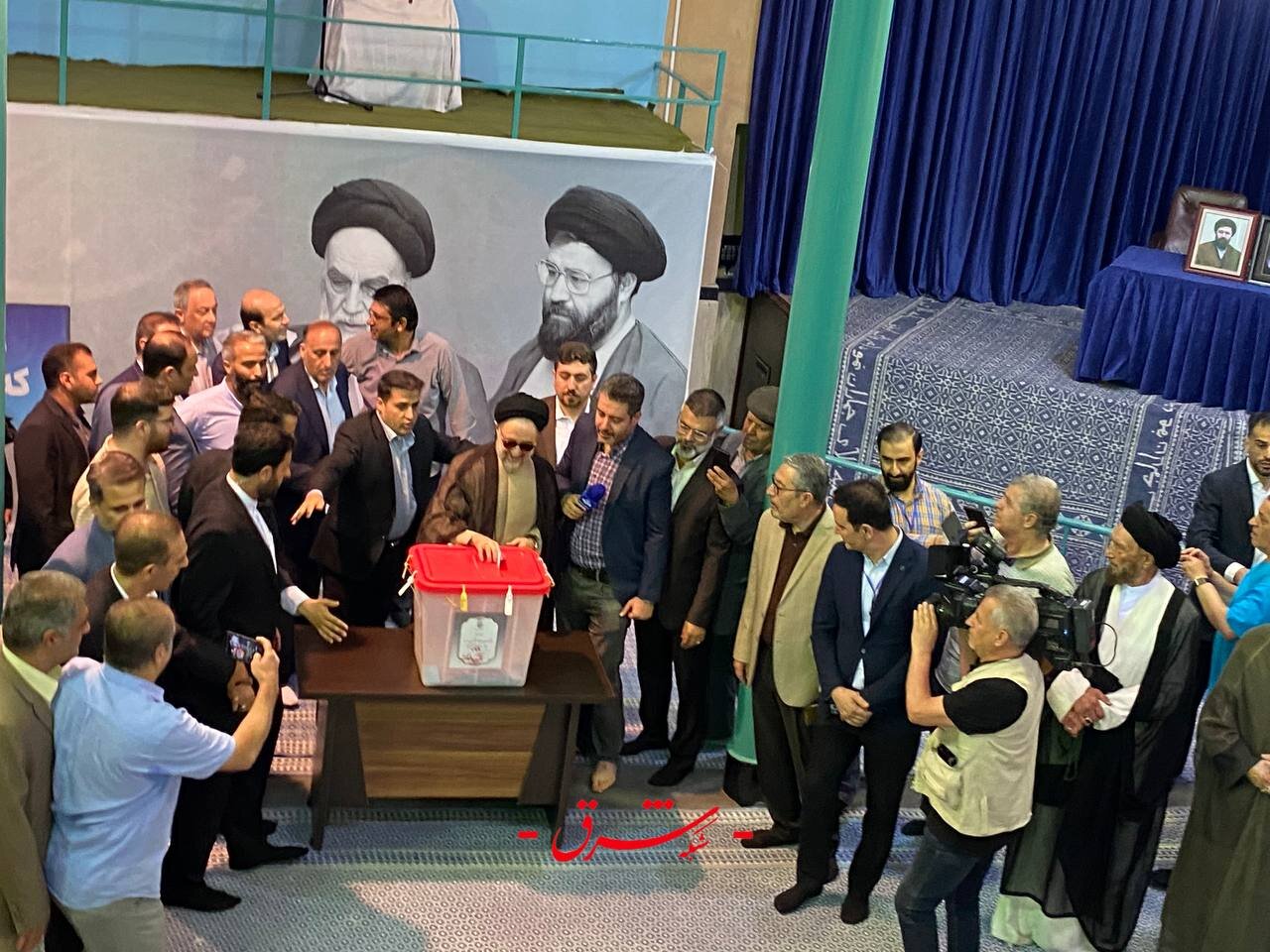 عکسی از رأی دادن سید محمد خاتمی در مرحله دوم / شعار «درود بر خاتمی» در حسینیه جماران 2