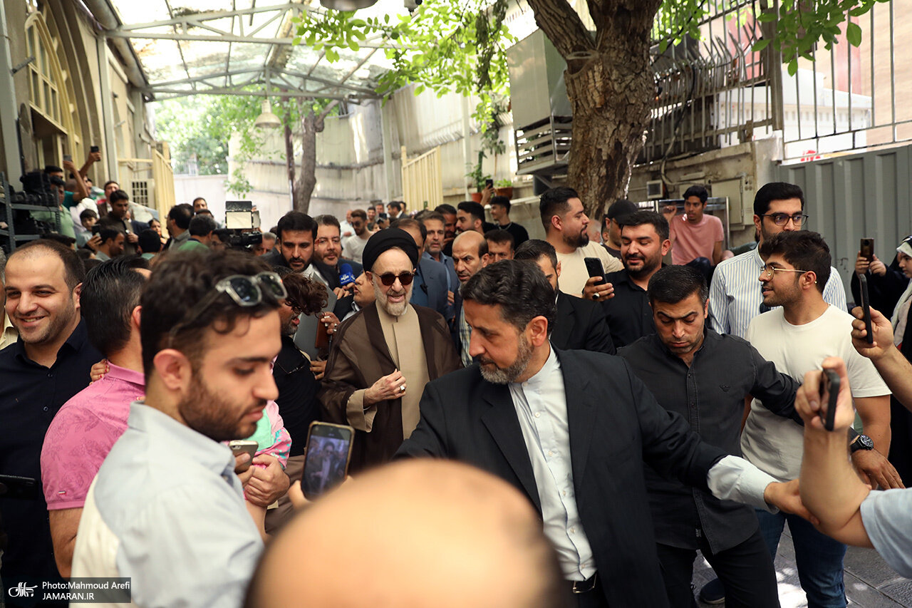 خاتمی، جماران را بهم ریخت / همه رأی دهندگان دوربین بدست شدند + تصاویر 2