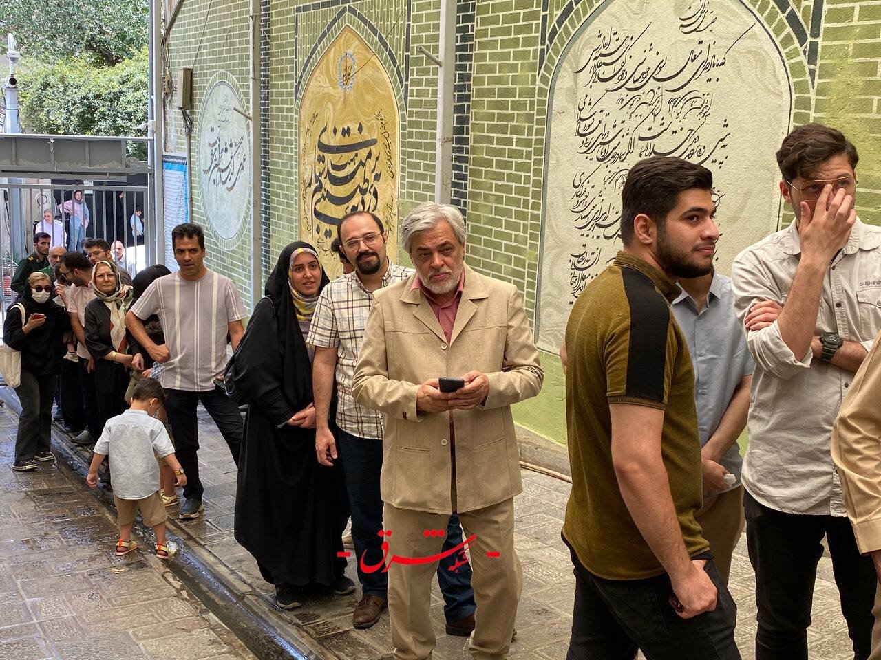 عکس | حضور محمد مهاجری در حسینیه جماران برای شرکت در دومین مرحله انتخابات ریاست جمهوری