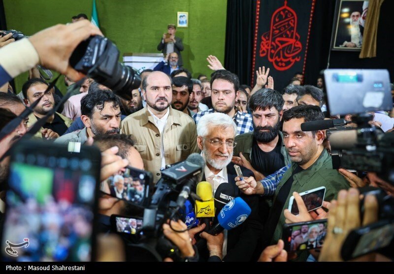 عکسی عجیب از سعید جلیلی بر روی ماشین /منصوری برگه رأی خود را جلوی دوربین عکاسان گرفت