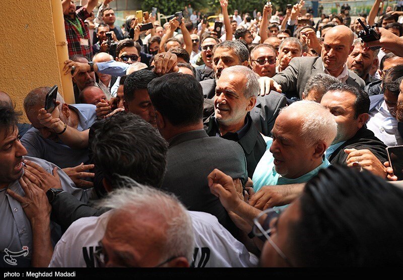 پزشکیان در میان جمعیت گم شد /سلفی با ظریف پای صندوق رأی /آقای کاندیدا با چه ماشینی آمد +عکس