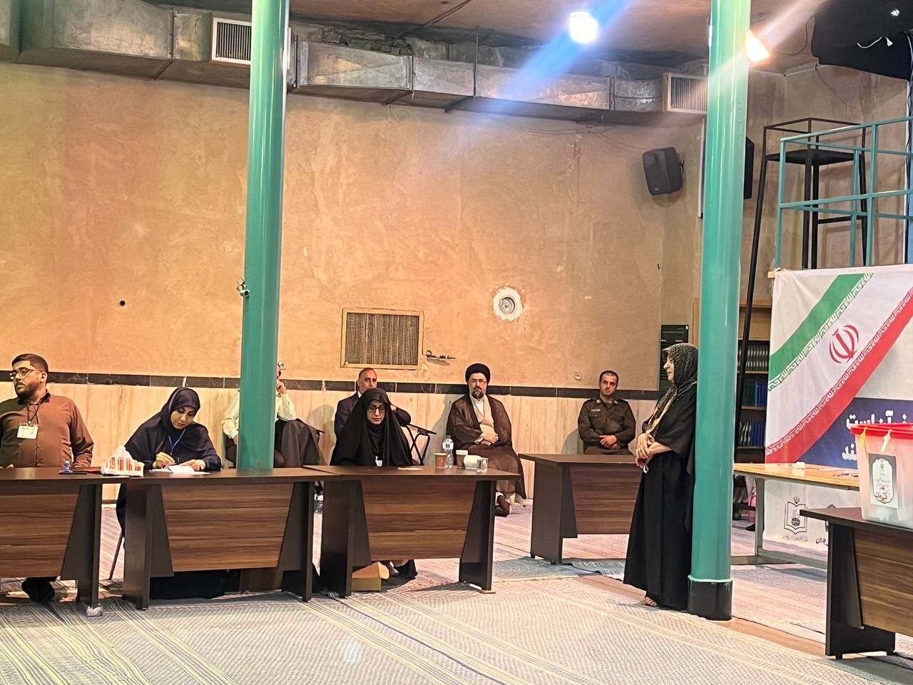 تصویری از حضور نوه امام خمینی در حسینیه جماران برای رأی دادن
