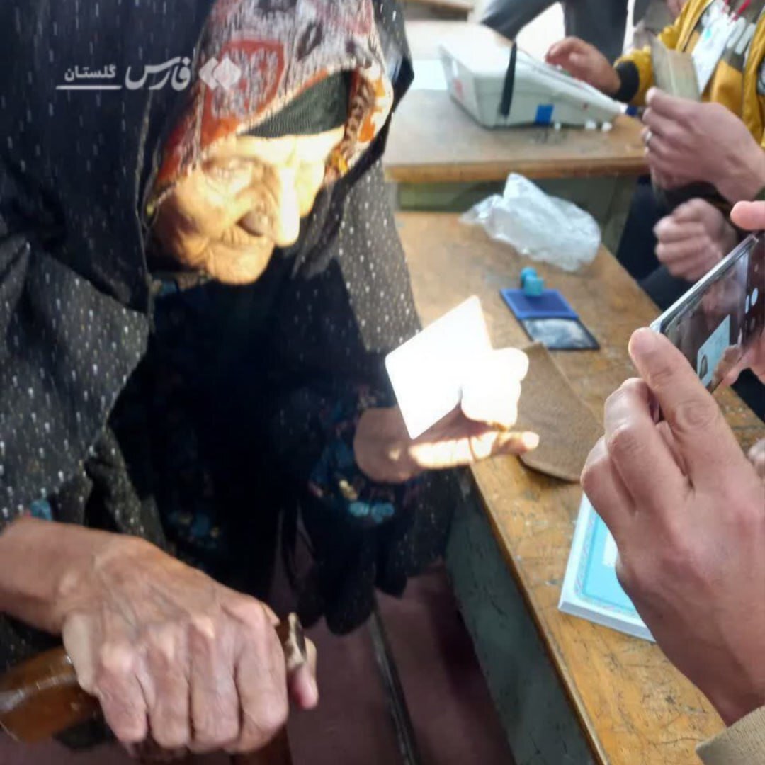 عکسی از زن ۱۲۴ ساله پای صندوق رأی /این پسر با لباس مناظرات انتخاباتی آمد /اخلالگران بازداشت شدند /حواشی انتخابات ۱۵ تیرماه