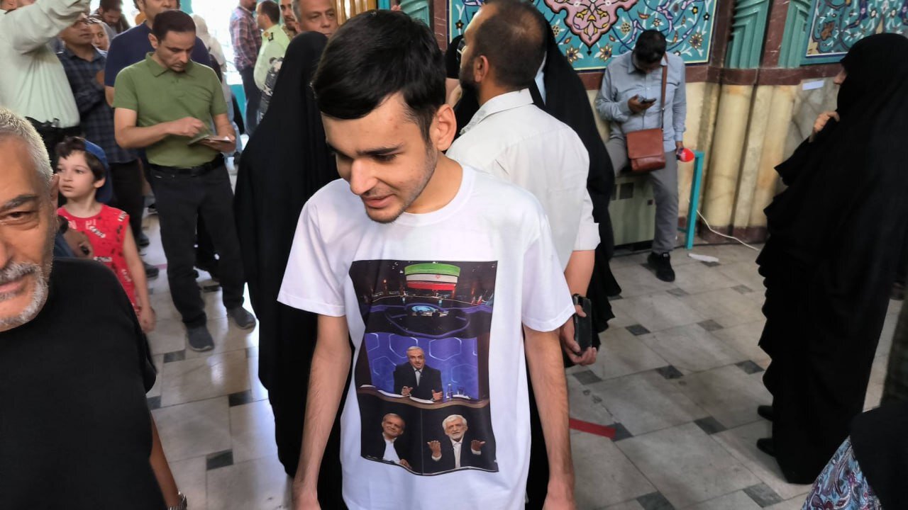 عکسی از زن ۱۲۴ ساله پای صندوق رأی /این پسر با لباس مناظرات انتخاباتی آمد /اخلالگران بازداشت شدند /حواشی انتخابات ۱۵ تیرماه