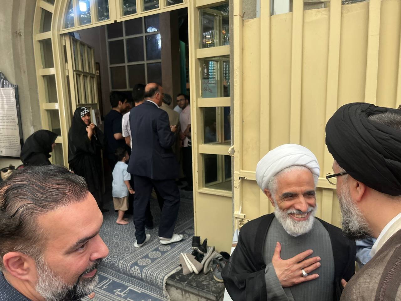 تصویری از حضور نوه امام خمینی در حسینیه جماران برای رأی دادن