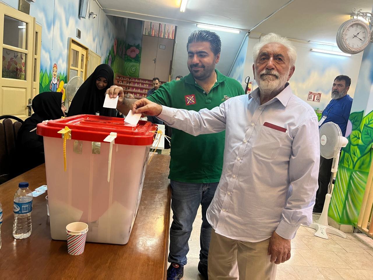درخواست فرمانده بلندپایه ارتش از مردم به زبان کُردی /شمخانی رأی خود را به صندوق انداخت /غرضی با پسرش آمد +عکس