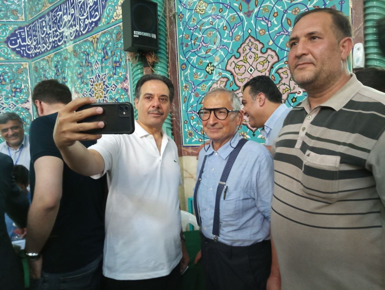 عکس | سلفی مردم با صادق زیباکلام در حسینیه ارشاد