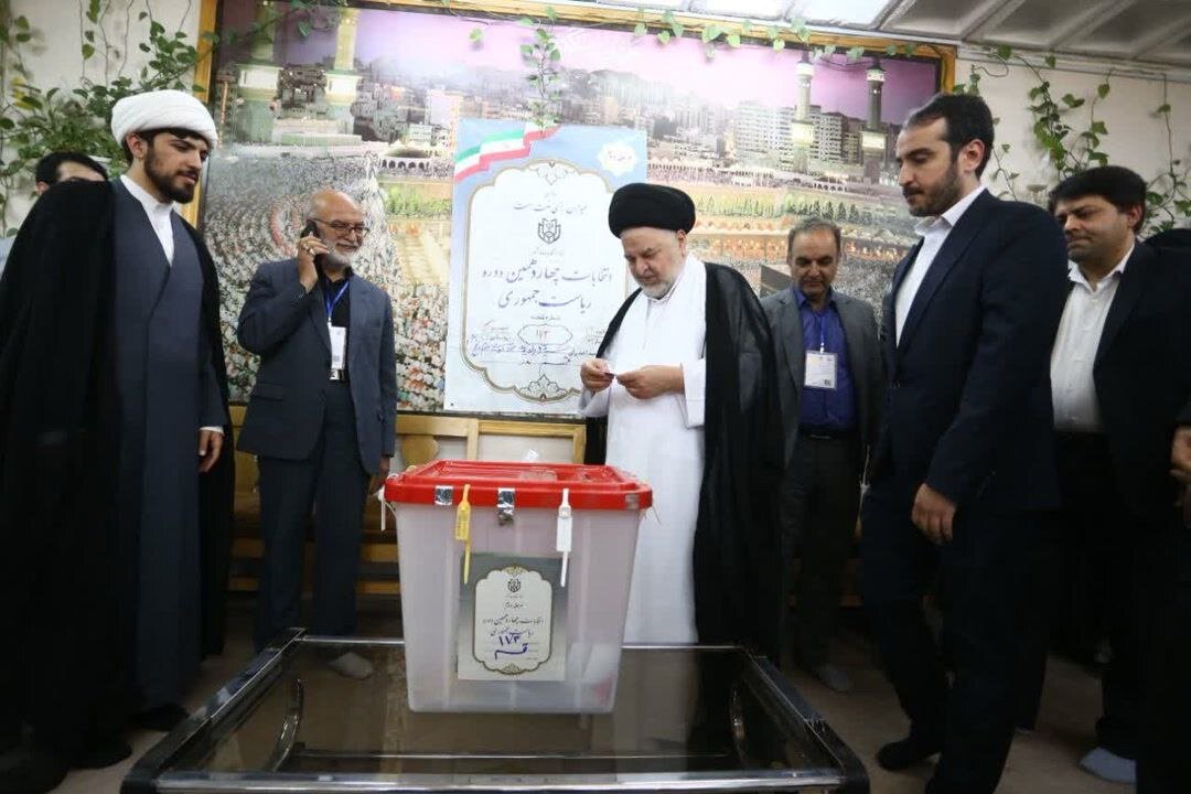 وزیر دفاع رأی خود را به صندوق انداخت/ عکسی از نماینده آیت الله سیستانی پای صندوق رأی