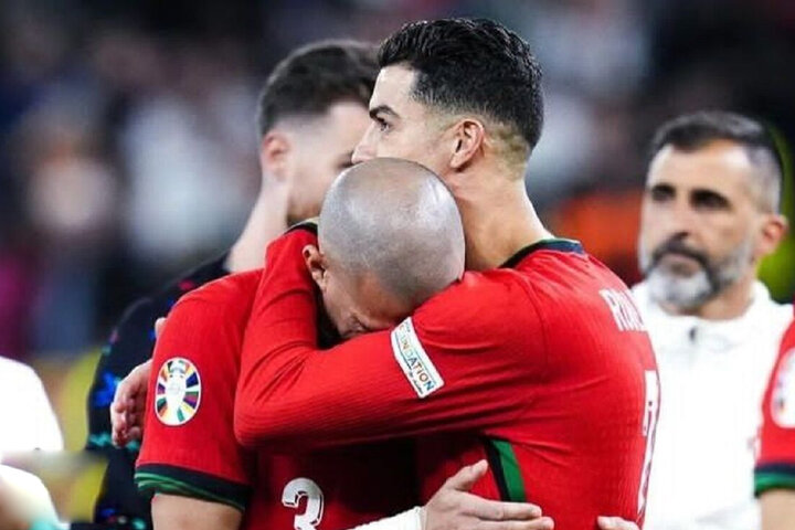 ببینید | گریه په‌په در آغوش رونالدو پس از حذف پرتغال از یورو ۲۰۲۴